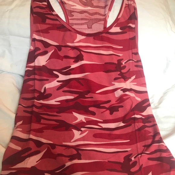 🚨 last one🚨NWT Women’s Red Camo Tank Top - Picture 3 of 4